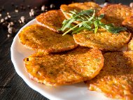 Рецепта Хрупкави картофени солени палачинки със сладка царевица и лук на тиган